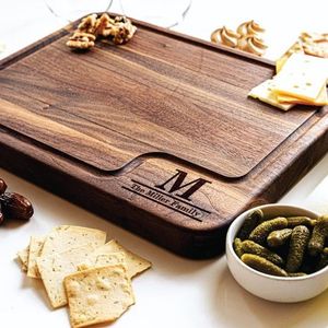 Planche à découper en bois de noyer rectangulaire avec poignée, plateau de service réversible, gravure personnalisée M Famille Miller - Product Image 1