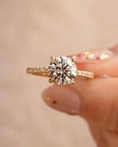 Anillo de Compromiso de Plata 925 con Moissanita de Corte Redondo, Halo Oculto y Acentos Pavé, Joyería de Boda - Product Image 3