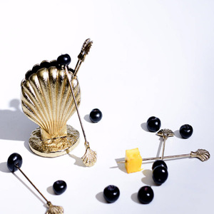 Piques à apéritif dorées en forme de coquillage, lot de 4 piques à cocktail, accessoires de bar, piques à fruits, piques en métal de qualité supérieure - Product Image 3