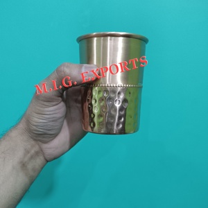 Verres en cuivre aux prix les plus bas, avec un design tendance et traditionnel, verres ayurvédiques en cuivre pour l'eau, en vente par les exportateurs M.I.G. EXPORTATIONS - Product Image 1