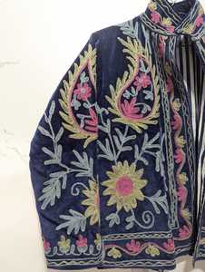 Veste en velours noir à broderie florale inspirée du Suzani, style artisanal moderne bohème, pour festival, manteau court, blazer d'hiver - Product Image 6