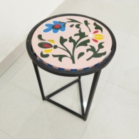 Table basse artisanale en résine époxy verte, motif floral botanique blanc, fond à tourbillons profonds, écologique et décorative