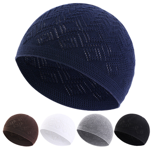 Chapeau de prière islamique Kufi au crochet pour hommes, bonnet musulman en maille de soie acrylique respirant, écologique, motif uni, à nouer à l'arrière - Product Image 2