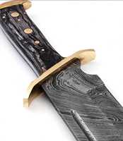 Couteau utilitaire à lame fixe en acier Damas artisanal, Forge Iron Crown, manche en corne de buffle foncé de qualité supérieure, garde en laiton, robuste