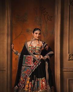 Ensemble Lehenga Choli Dupatta pour femmes en coton mousseline avec travail de miroir, réversible, pour fêtes et mariages - Product Image 3