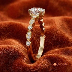 แหวนมอสซาไนต์ทรงเหลี่ยมมรกตชุบทอง 14K ดีไซน์หรูหราสำหรับเจ้าสาว ใช้ในโอกาสพิเศษหรือสวมใส่ทุกวัน เป็นของขวัญวันครบรอบสำหรับผู้หญิง จากกูร์การัต - Product Image 3