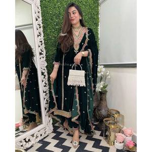 ผ้ากำมะหยี่ปักลายลำดับบนพื้นสีเขียวดูแพตตา - Product Image 1