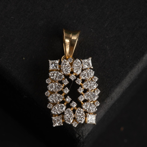 Colgante Solitario Pequeño con Diamante Redondo de 0.68 CTW en Oro Blanco de 14K, Joyería Fina Elegante para Mujer, Regalo Clásico y Atemporal - Product Image 1