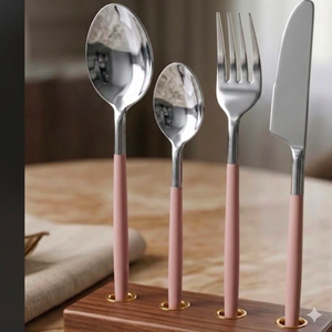 Vaisselle de location pour restaurants et hôtels, idéale pour mariages, avec manche rose poli miroir, comprenant cuillère, fourchette et couteau. - Product Image 4