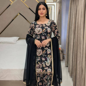 Ensemble Kurti Sharara en coton mousseline à imprimé floral numérique avec dupatta – Tenue de soirée ethnique de créateur avec pierres pour femme - Product Image 1