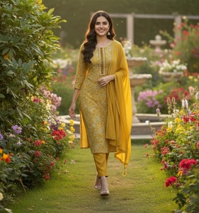 Conjunto de Kurta y Pantalón de Rayón Georgette con Estampado Floral Amarillo, Dupatta, Ropa Casual India y Pakistaní para Mujer, Hecho con Materiales Reciclados - Product Image 1