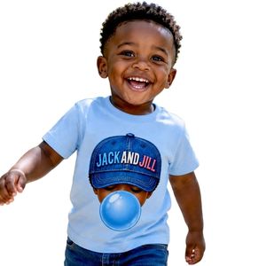 เสื้อยืดแขนสั้นลายกราฟิกสีฟ้าอ่อนสำหรับเด็กวัยหัดเดิน พร้อมหมวกและเสื้อยืดคอกลมพิมพ์ลายฟองสบู่ สวมใส่สบาย น้ำหนักเบา เหมาะสำหรับทุกวัน แฟชั่นสำหรับเด็กผู้ชาย - Product Image 1