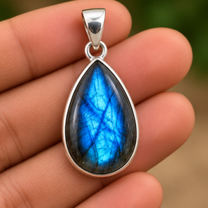 Pendentif goutte d'eau en labradorite avec cabochon bleu irisé de style naturel et élégante monture en argent pour bijoux en pierres précieuses - Product Image 3