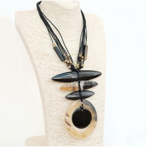 Collier en corne d'inspiration ethnique, fait main avec des techniques traditionnelles, parfait pour le style de mode culturel et les présentations de bijoux - Product Image 2