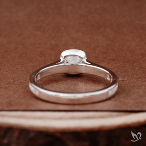 Anillo de compromiso elegante de oro blanco de 10k con diamante de laboratorio de 1 quilate con corte cojín y banda de canal. - Product Image 2