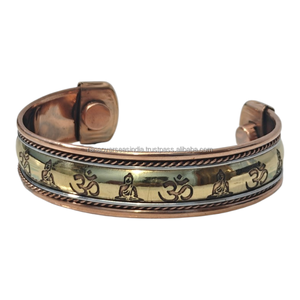 Elegante Brazalete Magnético de Cobre con Diseño de Om y Buda, Joyería Espiritual Inspirada en la Meditación, Colección de Regalos - Product Image 1