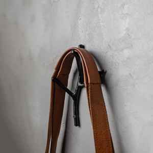 Crochet mural en fer forgé artisanal style branche avec accent feuille, organisateur décoratif en métal pour manteaux, sacs, chapeaux, clés, serviettes - Product Image 4