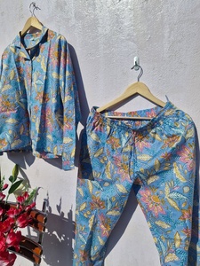 Conjunto de pijama de algodón con estampado floral para mujer, ropa de dormir, conjunto suave y transpirable, camisa con botones y pantalones. - Product Image 4