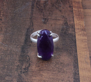 แหวนเงินแท้ 925 ประดับพลอยแอมะทิสต์สีม่วงธรรมชาติทรงคลาสสิก ดีไซน์ขอบเงิน ประดับพลอยลึก เหมาะสำหรับงานแต่งงานและงานเลี้ยง - Product Image 3