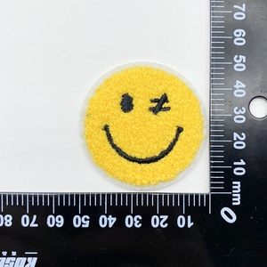 Fabricant de patchs en chenille avec visage souriant, patchs brodés personnalisés avec des emojis pour vêtements, sacs et couvre-chefs - Product Image 3