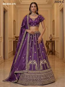 Lehenga de seda para ocasiones especiales con bordado de hilo Zari y lentejuelas, diseño de rayas, motivo de pavo real y borde ancho, corte en A, moda femenina. - Product Image 4