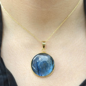 Collier de bijoux en pierres semi-précieuses, grand pendentif cabochon rond en labradorite bleue chatoyante, chaîne en laiton plaqué or 18 carats - Product Image 2