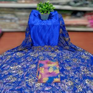 El Impresionante y Lujoso Fransawi Dirac Somalí con Patrón Abstracto y Trabajo de Lentejuelas con Cuentas de Tubo Doradas para Vestir de Fiesta - Product Image 1