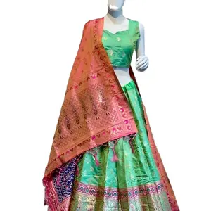 Bollywood Fashioned Banarasi Cotton Silk Beautiful Zari Lehenga e Choli con pesante stampa Dupatta