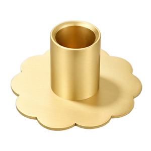 Bougeoir en laiton en forme de fleur antique avec un artisanat de haute qualité pour des intérieurs de maison intemporels et élégants - Product Image 1