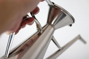 Jarra con acabado plateado de estilo único, elegante utensilio para servir té, café y leche en casa y en la mesa de comedor, procedente de la India. - Product Image 3