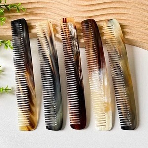 Peine para el Cabello Hecho a Mano con Cuerno de Búfalo Genuino, Moderno y Ecológico, con Estuche de Cuero Duradero Incluido, Precio al por Mayor, Envío Internacional - Product Image 5