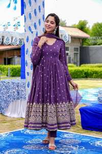 Ensemble Robe et Dupatta TENNECY Purple Fox en Georgette Infroissable, Séchage Rapide, Réversible, pour le Travail, les Soirées et les Cérémonies, pour Femme - Product Image 3