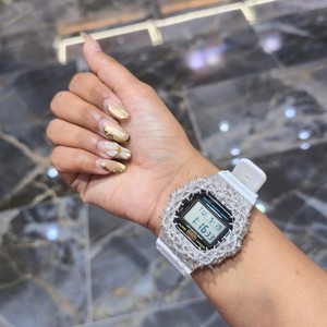 Reloj de Cuarzo Moissanite Personalizado con Incrustaciones de Diamantes, Esfera Cuadrada, Correa de Goma Digital de 20 mm, Resistente al Agua 20 Bar, Tono Plateado, Unisex - Product Image 2