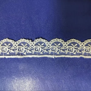 Dentelle en organza blanc léger de qualité supérieure, à bordure florale festonnée (Nylon de verre), brodée, pour robes sari - Product Image 1