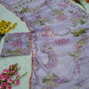 Sari de seda tabby premium con hermoso diseño estampado, bordado con lentejuelas, y trabajo artesanal completo con espejos reales para mujer. - Product Image 4
