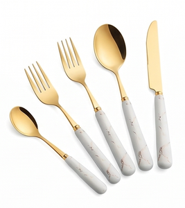 Ensemble de couverts modernes plaqués or avec manches en marbre, compatibles lave-vaisselle, pour table de mariage et repas. - Product Image 1