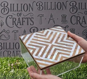 Boîte de rangement pour bijoux en acrylique transparent carrée artisanale avec couvercle en bois incrusté de nacre Chevron - Product Image 2