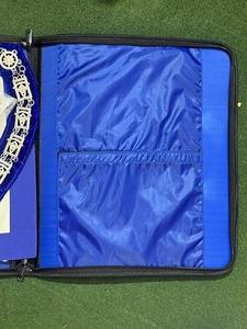 Conjunto de Regalia Past Master – Delantal Past Master, Collar de Cadena, Guantes Blancos y Estuche de Transporte, Kit de Regalia Masónica con Escuadra y Compás - Product Image 6