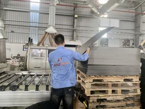 SPC Fábrica de pisos de vinilo al por mayor Impermeable Ignífugo Resistente a los arañazos Núcleo rígido de lujo OEM ODM Proveedor - Product Image 5