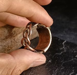 Bague magnétique en cuivre unisexe, bijou traditionnel ayurvédique de guérison, avec motif tressé en fil et bordure plaquée - Product Image 1