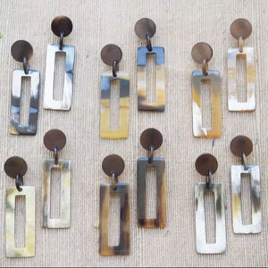 Pendientes de Cuerno de Buey Pulido Ecológicos de Alta Calidad para Mujer, Estilo Animal, Ligeros, Pieza Única, Mejor Empaque - Product Image 1