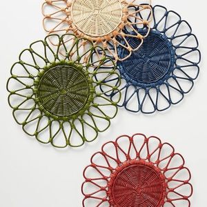 Sous-plat élégant en rotin naturel en forme de fleur, tressé à la main, pour table de salle à manger, décoration d'événements et de mariages - Product Image 5