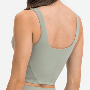 Débardeur de sport personnalisable pour femme, doux pour la peau, avec coussinets de soutien-gorge intégrés, détail de découpe en U au dos et logo avant, idéal pour le fitness et le yoga - Product Image 2