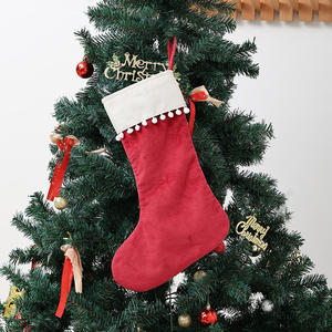 Chaussette de Noël rouge avec bordure en pompons blancs, en coton doux, décoration suspendue pour la décoration festive des fêtes - Product Image 3