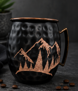 Taza de Cobre Martillado Rojo Metálico Artesanal, Elegante Taza Moscow Mule de Lujo con Diseño Grabado de Montañas y Bosques - Product Image 4
