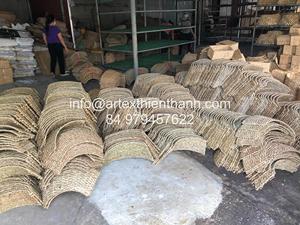 ผู้ผลิต OEM รับผลิตตามขนาดที่ต้องการ ผ้าคลุมฐานต้นไม้ทอจากผักตบชวา พร้อมช่องสำหรับเชือก ผ้าคลุมฐานต้นคริสต์มาสแบบธรรมชาติ ขายส่ง - Product Image 3