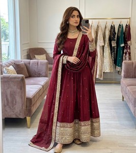 Elegante conjunto de vestido festivo de satén de seda con intrincado bordado de lentejuelas dobles y dupatta con borde de encaje a juego para mujer - Product Image 2