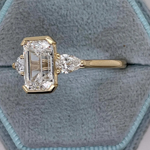 Bague de fiançailles à trois pierres en diamant de laboratoire taille émeraude, certifiée IGI, 3 carats E/VVS2, demi-sertie - Product Image 6