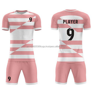 Ensemble de vêtements de sport unisexe pour adultes en polyester à col en V, avec impression par sublimation et design personnalisé, maillot à manches courtes et short de football - Product Image 1