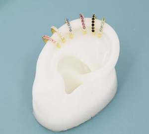 Manchette d'oreille saphir bleu ombré en argent sterling ou or, sans perçage, boucles d'oreilles minimalistes, manchette d'oreille bleue en CZ - Product Image 5